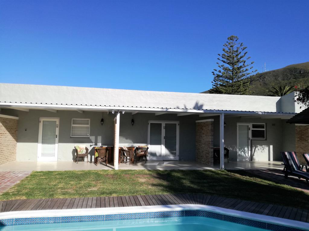 Livesey Lodge Guest House Hermanus Exteriör bild